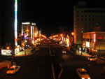 Вид ночью главной улицы Тюо-дори города Отару