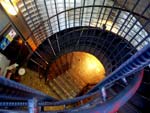 Лестница к выходу из стекольного завода-музея на берегу канала Отару